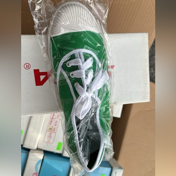Soda Shoes - NIB Green adult Canvas Lace-Up Sneakers with shell Toes size 6